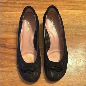 BEAUTIFEEL Dona Pump Black Trateggio Suede Floral Rosette Comfort Low Heel